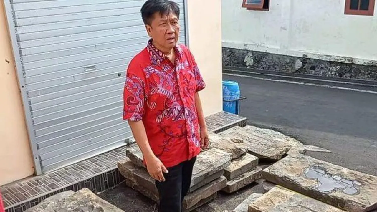 Penggunaan Batu Nisan Bertulisan Cina sebagai Penutup Selokan oleh Kepala Desa Semarang