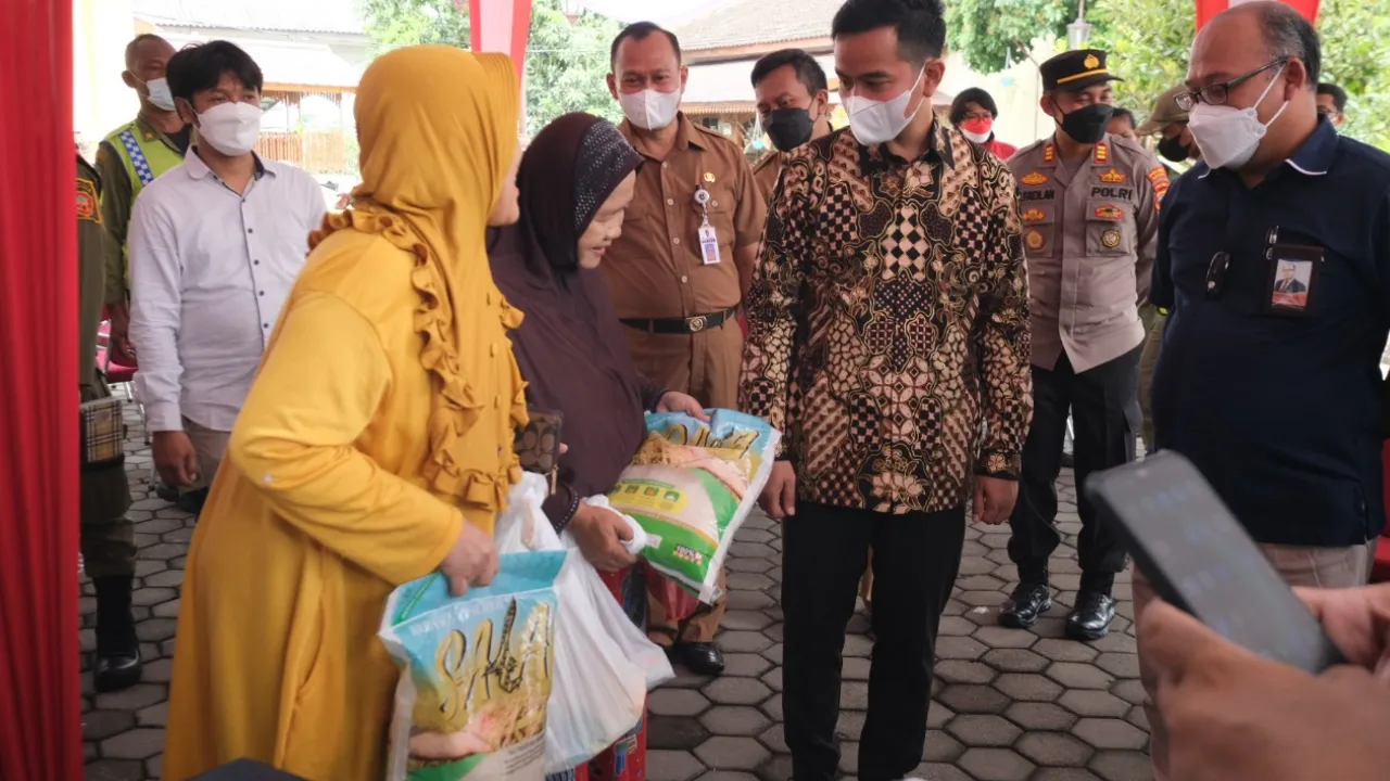 Pemerintah Kota Surakarta menggandeng distributor dalam menyelenggarakan pasar murah