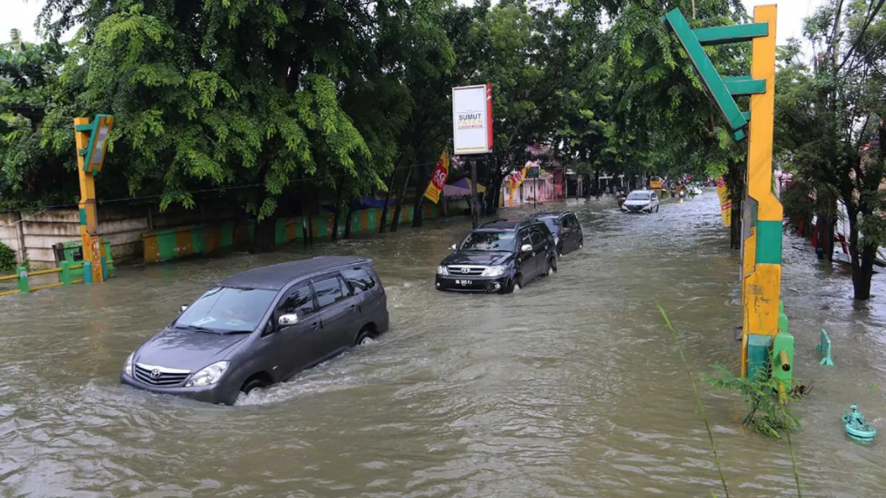 Akses Lumpuh Total Akibat Banjir Yang Merendam Jalan Lintas Sumatra