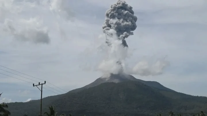 Pagi Ini, Gunung Lewotobi Laki-laki Menggelegar dengan Abu Vulkanik.