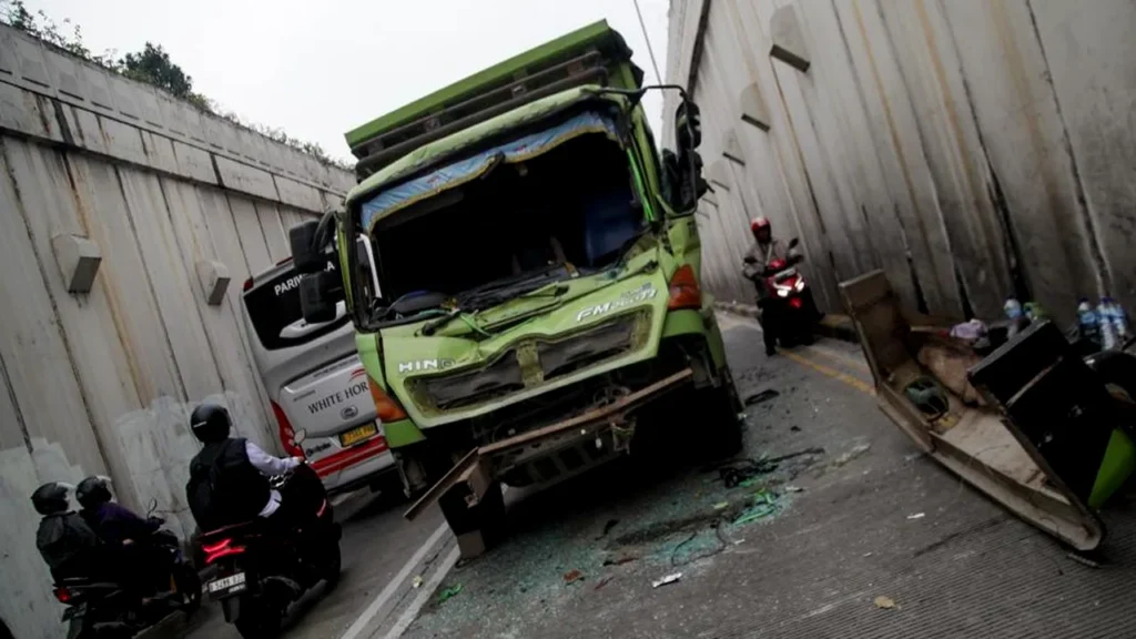 Kecelakaan Truk di Underpass Pondok Indah Jakarta Selatan Dievakuasi