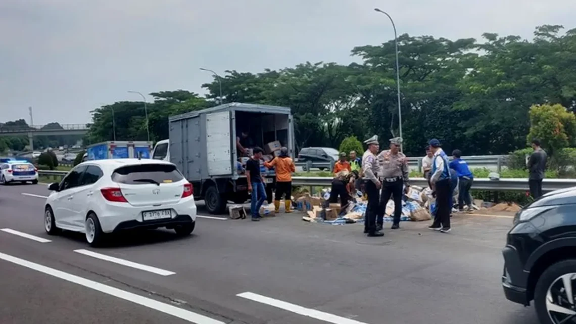 Mobil Boks Pecah Ban Hantam SUV di Tol BORR