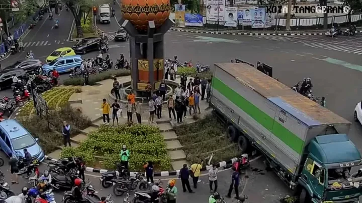 Truk Ugal-ugalan Tabrak 10 Mobil dan 6 Motor di Kota Tangerang