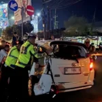 Minibus Ringsek Tertabrak Kereta Api Akibat Terobos Palang Pintu di Kediri