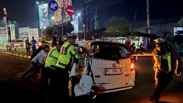 Minibus Ringsek Tertabrak Kereta Api Akibat Terobos Palang Pintu di Kediri